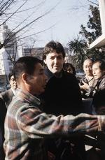 I 1980 tilbringer Paul McCartney en nat i fængslet i Tokyo, efter at myndighederne finder marijuana i hans bagage. 