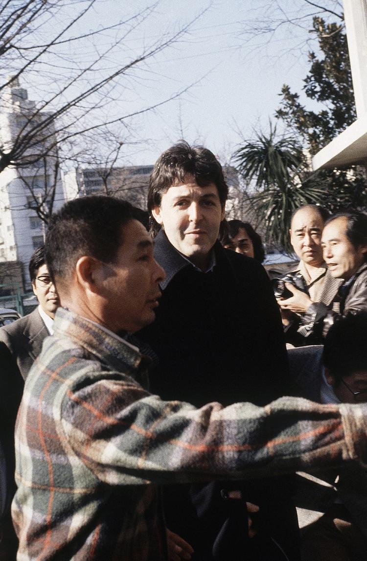 I 1980 tilbringer Paul McCartney en nat i fængslet i Tokyo, efter at myndighederne finder marijuana i hans bagage. 