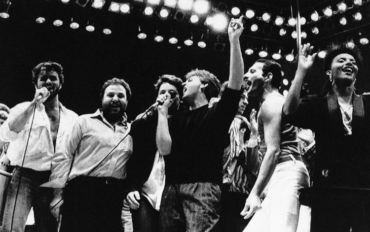Paul McCartney under Bob Geldofs Live Aid-koncert i London i 1985, sammen med bl.a. George Michael, Freddie Mercury fra Queen og Bono fra U2. 