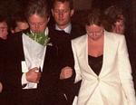Linda McCartney dør af brystkræft i 1998, og Paul McCartney ses her ved begravelsen sammen med sin datter Stella. 