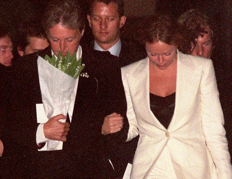 Linda McCartney dør af brystkræft i 1998, og Paul McCartney ses her ved begravelsen sammen med sin datter Stella. 