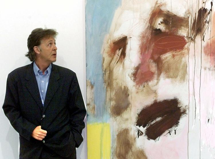 Paul McCartney foran sit oliemaleri 'Big Mountain Face'. Han udstiller sine hobbymalerier for første gang i Siegen i Tyskland i 1999. 