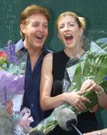 Paul McCartney og Heather Mills offentliggør deres forlovelse i 2001. 