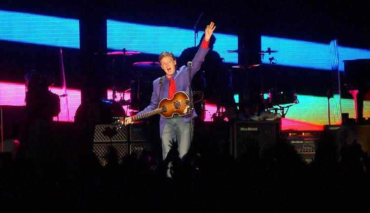 Paul McCartney giver koncert i Budapest, 2003. 