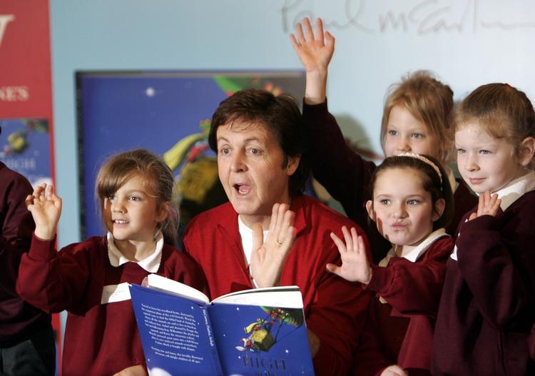 Paul McCartney læser højt af sin børnebog 'High in the Clouds'  under lanceringen i en boghandel i London. 