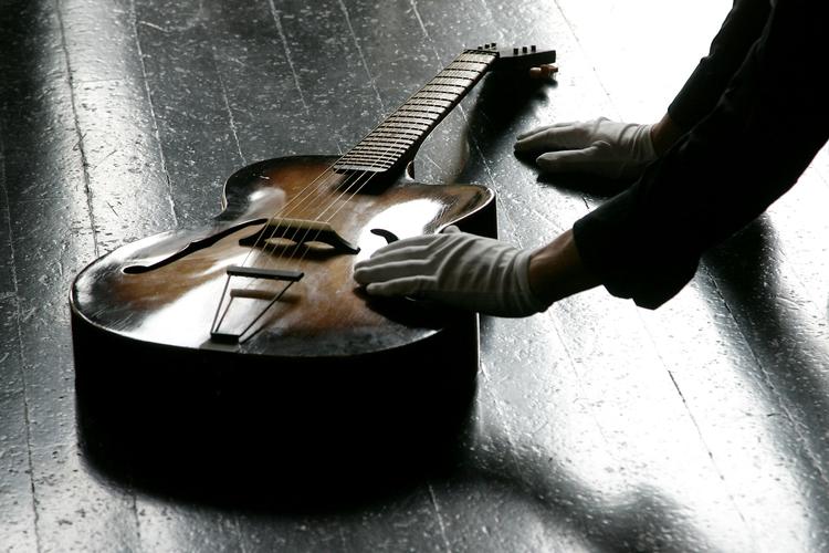 Den første guitar, Paul McCartney nogensinde rørte ved, bliver solgt på auktion, 2006. 