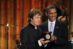 Den amerikanske præsident Barack Obama overrækker Paul McCartney Gershwin-prisen for 'populære sang', 2011. 