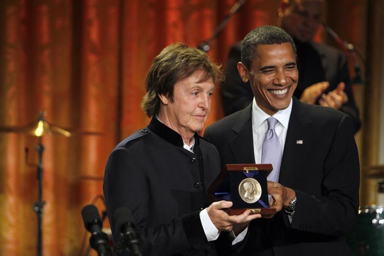 Den amerikanske præsident Barack Obama overrækker Paul McCartney Gershwin-prisen for 'populære sang', 2011. 