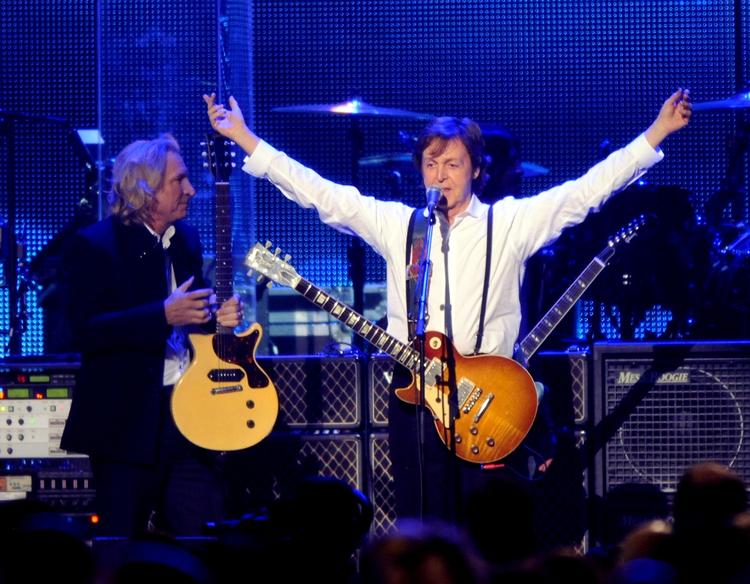 2012. Paul McCartney optræder ved MusiCares show i Los Angeles. 