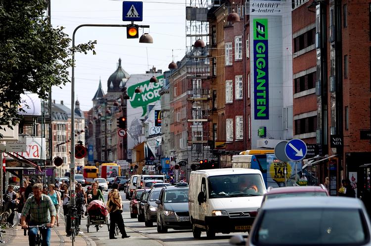 Hovedgaden. Amagerbrogade samler en hel øs befolkning. 
