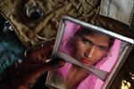 Indien. Radha på 15 år ser sig i spejlet. Dagen efter skal hun giftes - og ved samme lejlighed indgår hendes søstre på 13 og 5 år ægteskab med brudgommens to brødre. 