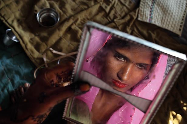 Indien. Radha på 15 år ser sig i spejlet. Dagen efter skal hun giftes - og ved samme lejlighed indgår hendes søstre på 13 og 5 år ægteskab med brudgommens to brødre. 