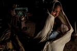 Ethiopien. En teenagepige ammer sin baby. Kort efter brylluppet kom hendes mand til skade, og hun er derfor vendt tilbage til sin familie, hvor hun opholder sig på ubestemt tid. 