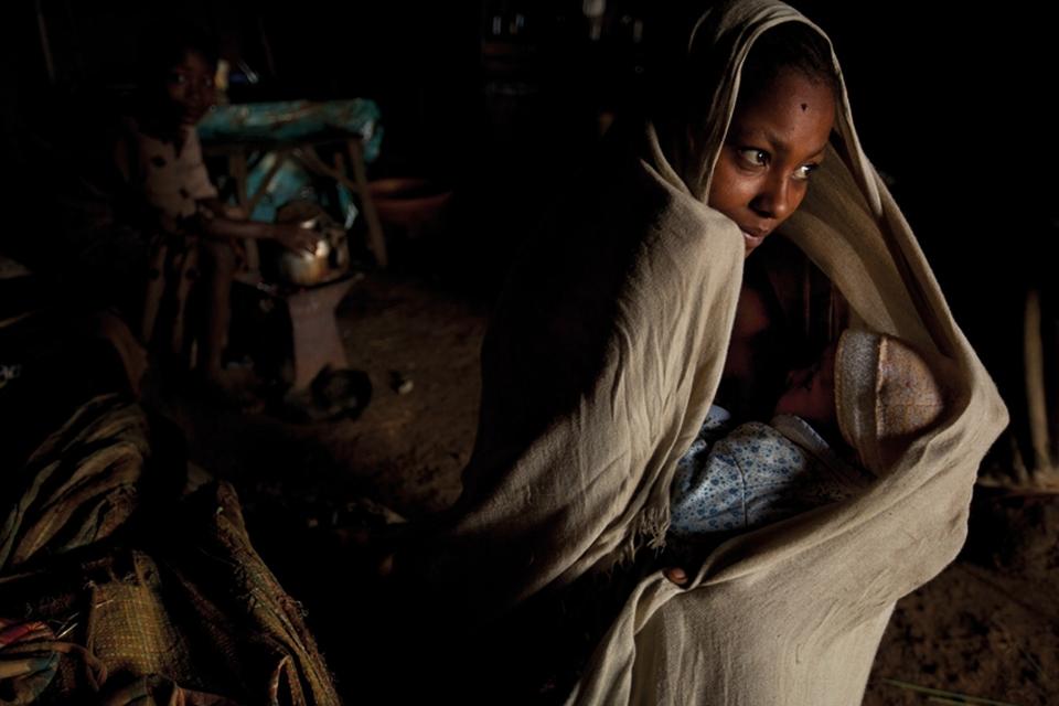 Ethiopien. En teenagepige ammer sin baby. Kort efter brylluppet kom hendes mand til skade, og hun er derfor vendt tilbage til sin familie, hvor hun opholder sig på ubestemt tid. 