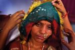 Indien. Sarita på 15 år dækker sit ansigt til og gør klar til at forlade sit hjem og flytte over til sin nye ægtemand. Hun og hendes søster Maya på 8 år er blevet gift dagen før - med et andet søskendepar. 