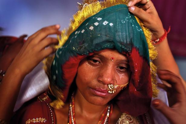 Indien. Sarita på 15 år dækker sit ansigt til og gør klar til at forlade sit hjem og flytte over til sin nye ægtemand. Hun og hendes søster Maya på 8 år er blevet gift dagen før - med et andet søskendepar. 