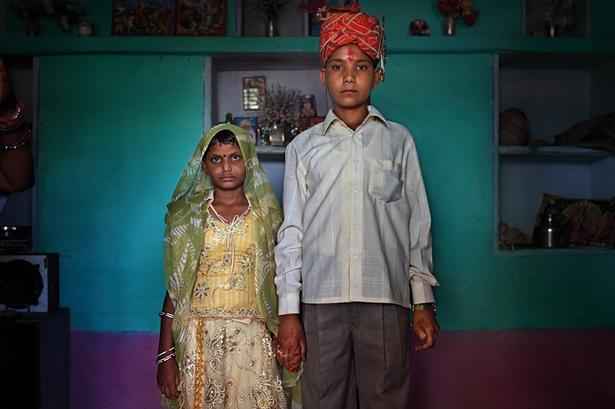 Indien. Kishore  på 13 år og hans nybagte brud Maya på 8 år. 
