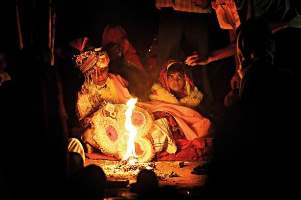 Indien. Ved en hemmelig ceremoni kl. 4 om morgenen indgår Kaushal på 10 år og Rajni på 5 ægteskab med hinanden. 