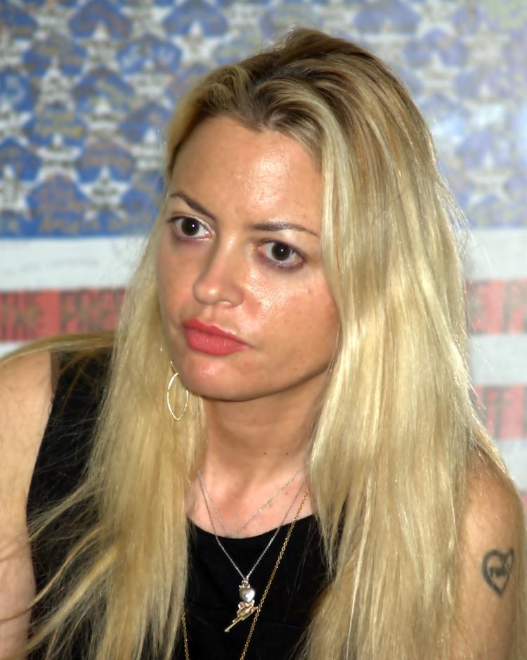 Sagsøgt. Elizabeth Wurtzel fik i 1994 et stort gennembrud med 'Prozac nation', der på dansk havde undertitlen 'Ung smuk og deprimeret'. Ti år senere bad Penguin hende om at skrive en selvhjælpsbog til deprimerede teenagere, men manuskriptet dukkede aldrig op, siger forlaget. Foto: David Shankbone/Wikimedia Commons