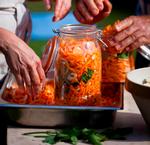 Syret. De gærede grøntsager får en let syrlighed og en god bund af umamismag. De kan peppe mange retter op – især vegetariske som salater, supper og gryderetter – men de kan også spises som ’surt’ tilbehør ligesom asier til frikadeller. Columbus Leth