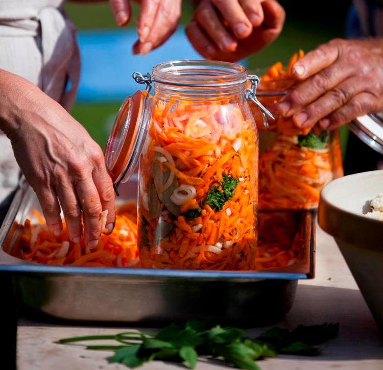 Syret. De gærede grøntsager får en let syrlighed og en god bund af umamismag. De kan peppe mange retter op – især vegetariske som salater, supper og gryderetter – men de kan også spises som ’surt’ tilbehør ligesom asier til frikadeller. Columbus Leth