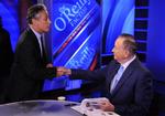Bill O'Reilly (th.) fra Fox News er vært på et af USA's mest populære tv-programmer. Her møder han en konkurrent fra den anden side af det politiske spektrum, Jon Stewart, der før stod i spidsen for The Daily Show.  Foto: AP/Peter Kramer) 