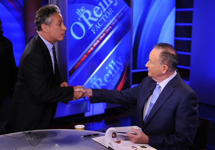 Bill O'Reilly (th.) fra Fox News er vært på et af USA's mest populære tv-programmer. Her møder han en konkurrent fra den anden side af det politiske spektrum, Jon Stewart, der før stod i spidsen for The Daily Show.  Foto: AP/Peter Kramer) 