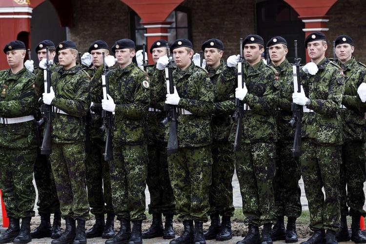Besparelser. Forsvaret skal spare, og regeringen lægger op til, at 2,5 milliarder af besparelserne skal bruges på en motorvej mellem Holstebro og Herning. (Arkivfoto) 