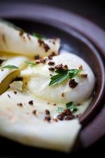 Hjemmekok. På Puglisis restaurant Manfreds &amp; Vin serverer de en mere avanceret version af Æg Benedict med selleri - denne let forsimplede version er til gengæld til at have med at gøre derhjemme. 