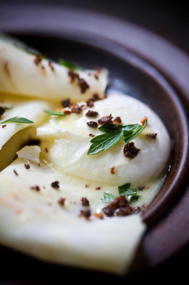 Hjemmekok. På Puglisis restaurant Manfreds &amp; Vin serverer de en mere avanceret version af Æg Benedict med selleri - denne let forsimplede version er til gengæld til at have med at gøre derhjemme. 