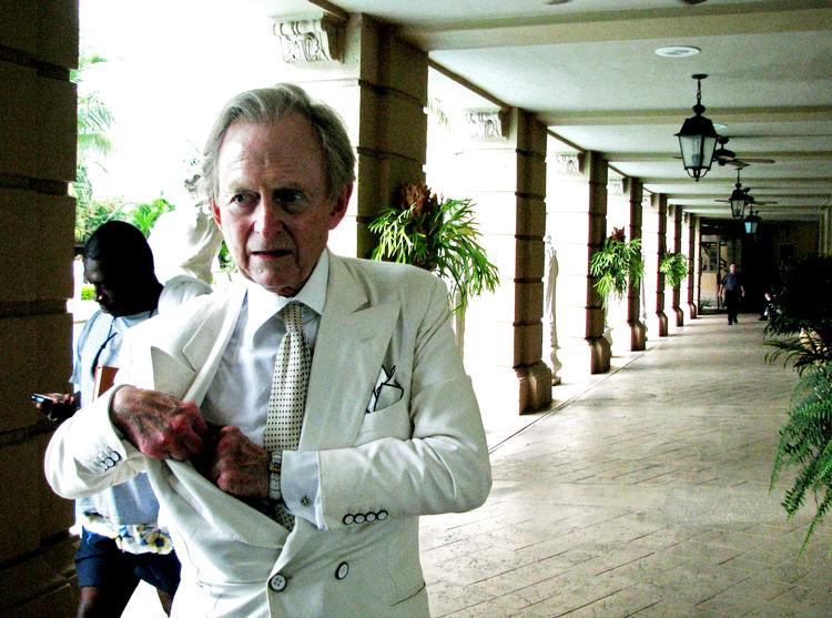 USA-revser. Syv millioner dollar fik Wolfe efter sigende i forskud for at skrive 'Back to Blood'. Her ses han i Miami,  Florida, som han i romanen fremstiller som et vulgært sindbillede på fremtidens USA. Oscar Corral/AP  