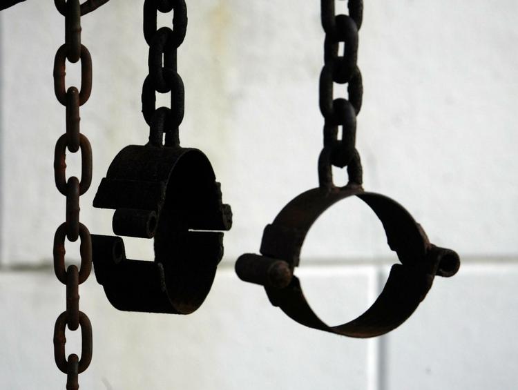 SLAVE. Anne Mette Holm definerer, i et debatindlæg i Politiken, mandens rolle som hersker og kvindens rolle som underlagt herskerens vilje. For Knud Heickendorff er det mørk middelaldertænkning af værste skuffe. 