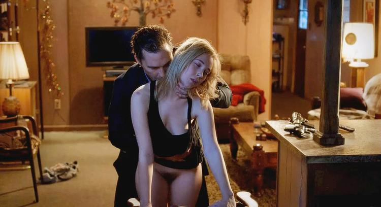 Kanten. Sexscenerne  mellem Killer Joe(Matthew McConaughey) og trailerparkpigen (Juno Temple) balancerer bevidst på kanten af  pædofili. 