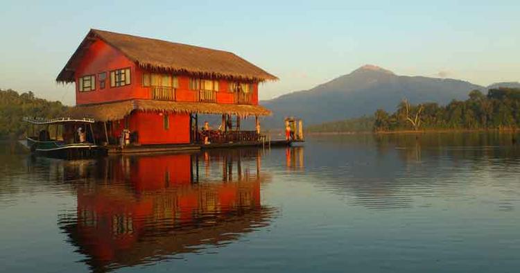 Gear ned. Både børn og voksne kommer helt ned i tempo under sejlturen på den store sø Khao Laem, hvor fiskeri, kortspil og badeliv kommer i højsædet. 