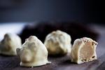 Smagen af jul. Marcipanen til de hvide stykker vendes i honningkagekrydder. Ditte Valente