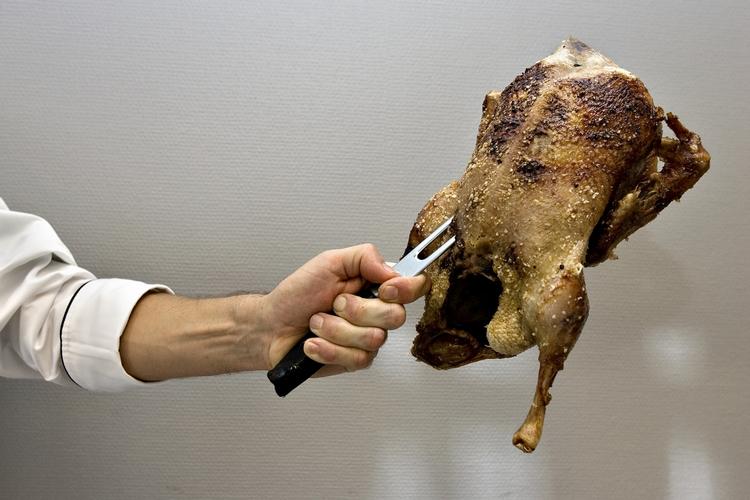 Klar, parat, steg. Se hvordan du får anden klar til juleaften - og bliv inspireret til varianter over den traditionelle andesteg, hvis der skal ske noget nyt. /POLFOTO