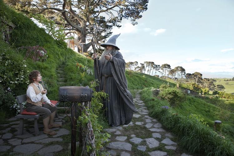 Skarphed. 'Hobbitten' er så fyldt med detaljer at den knap har brug for en historie for at være undeholdende. Man kan dog tvivle på, om fortællingen er storladen nok til at blive strakt ud over de tre film. 