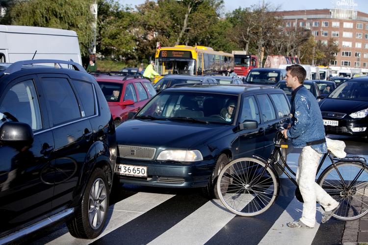 Trafikproblemer. Biler, cykler og fodgængere i virvar på H.C. Andersens Boulevard. BORBERG THOMAS/POLFOTO