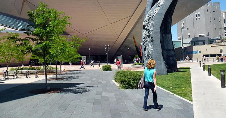 Lighed. Kunstmuseet i Denver kan med sin titanium-facade minde lidt om Frank Gehrys Guggenheim Museum i Bilbao i Spanien. Museets nyeste fløj er tegnet af arkitekten Daniel Libeskind. Poul Husted