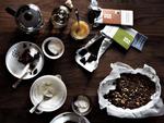 Dessert. Mikkels suveræne chokoladebrownies serveret med ’lejrish coffee’ med kornbrændevin fra Herslev Bryghus, honning fra en af Lejres mange avlere og skum af fløde fra Osted Mejeri – lad de drikkende selv blande og dosere ingredienserne. Lad også gæsterne smage på chokolade, gerne som det første, når desserten nydes. Her er det Rugoso 70 procent, Chuno 70 procent og Nicaliso 70 procent fra Friis-Holm. Columbus Leth