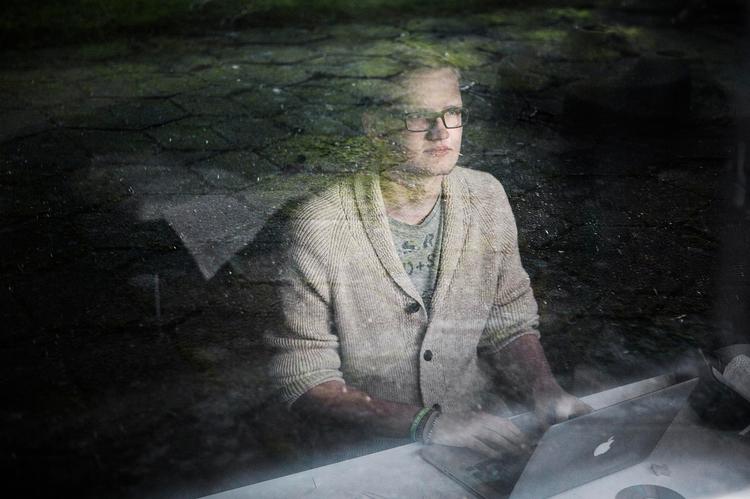 Den anonyme blogger Mandfjols har vakt stort postyr i feministland. Manden bag, Nikolaj Munk, har siddet i kælderen hos forældrene og trukket i trådene. Foto: Simon Fals 