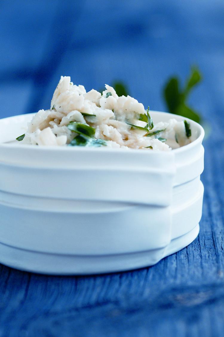 MED SLAG I. Denne slaw kan gøres mere klassisk, hvis du erstatter selleri med gulerod og hvidkål. Prøv også valnøddekerner og 2 spiseskefulde sukker i dressingen, det gør den sursød. 