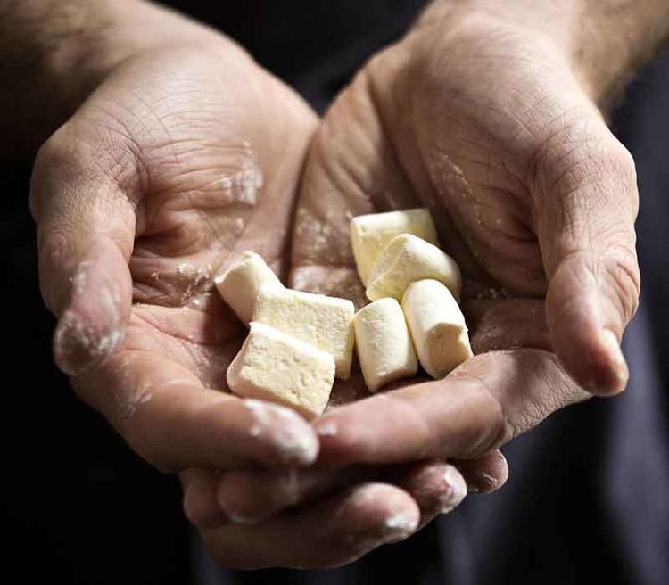 Guf. Man kan forme sine marshmallows, som man lyster – kun fantasien sætter grænser. Til gengæld er der ikke de store frihedsgrader, når det gælder temperaturen under arbejdet med sukkermassen – den skal være præcis, og man må derfor bruge et stegetermometer. Lars Just
