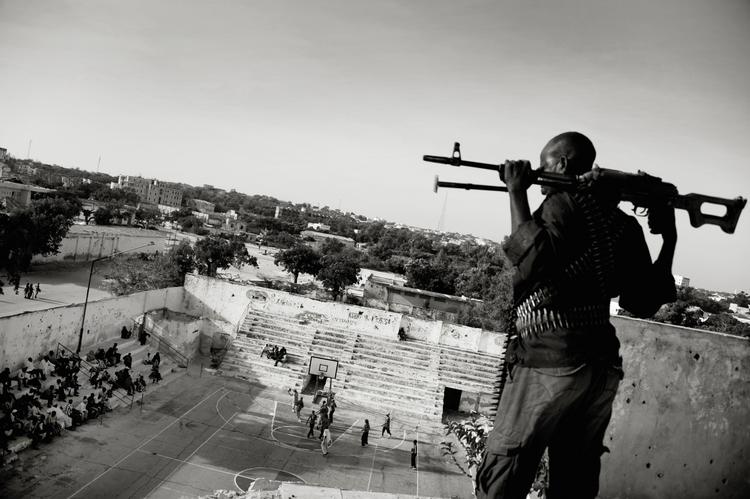 Dødslistet. Unge kvindelige basketball-spillere er sætter livet på spil, hver gang de sætter støvlen på banen i hovedstaden Mogadishu. Holdets kaptajn Suweys er på Al-Shabaabs dødslister. 