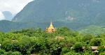 Naturparadis. Grønne bakker omkranser Luang Prabang, og den frodige farve brydes kun af gyldne spir fra områdets mange templer. Emilie Taulø-Jacobsen