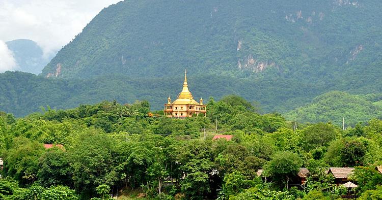 Naturparadis. Grønne bakker omkranser Luang Prabang, og den frodige farve brydes kun af gyldne spir fra områdets mange templer. Emilie Taulø-Jacobsen
