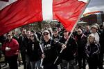 Britisk stykke skulle tage højreekstremisme og racisme under behandling, men blev selv beskyldt for racisme. Her den danske højreekstreme organisation 'Danish Defence League' under en demonstration mod Islam i Aarhus i 2012. Ingen af personerne på billedet har noget med den konkrete historie at gøre.  MAGNUS HOLM (arkiv)/POLFOTO