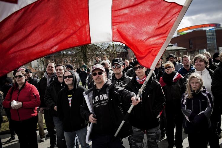 Britisk stykke skulle tage højreekstremisme og racisme under behandling, men blev selv beskyldt for racisme. Her den danske højreekstreme organisation 'Danish Defence League' under en demonstration mod Islam i Aarhus i 2012. Ingen af personerne på billedet har noget med den konkrete historie at gøre.  MAGNUS HOLM (arkiv)/POLFOTO