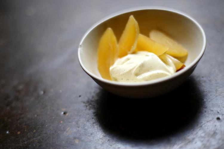 NEM DESSERT. En tur i undertryk kan løfte helt almindelige æbler op til en sanselig afslutning på måltidet. Lars Just
