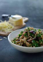 Erobring. om 100 år vil pasta være en del af vores madkultur på linje med kartoflen, og ingen vil huske, at den kom fra Italien, mener Trine Hahnemann, som annekterer pastaen i den nordiske køkken med grønkål og bacon. LARS RANEK